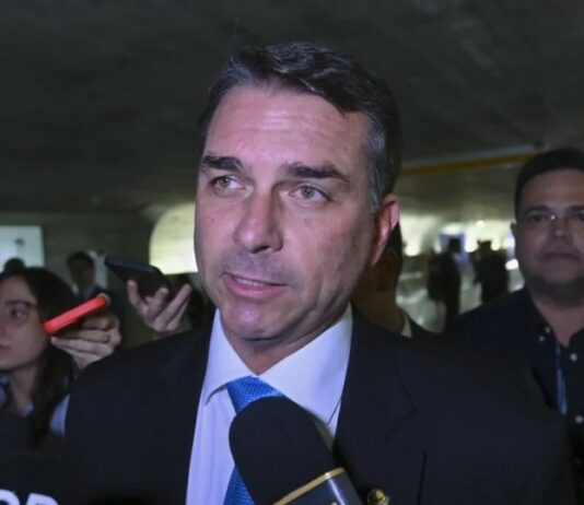Esquerda aciona STF contra Flávio e repete estratégia usada contra Jair Bolsonaro