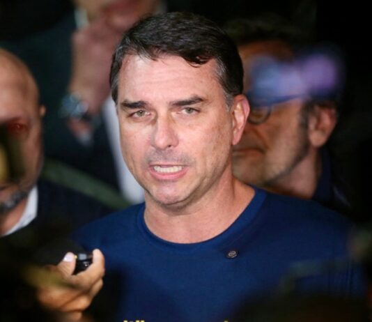 André Mendonça manda remover fake news que ligavam Flávio Bolsonaro a apoio à escala 7×0