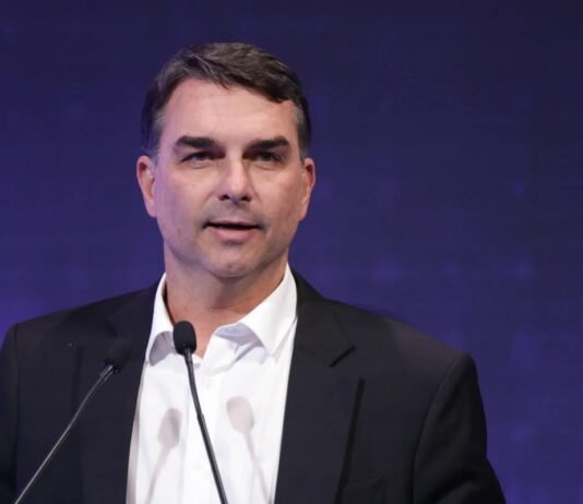 Flávio Bolsonaro se inscreve em audiência para depor contra o tarifaço nos EUA