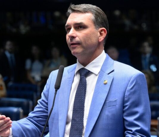 Flávio Bolsonaro afirma que Correios têm de ser privatizados