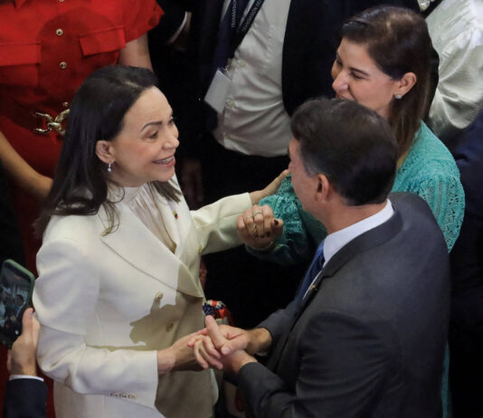 Flávio Bolsonaro pede depoimento de María Corina em ação por suposta ofensa a Lula