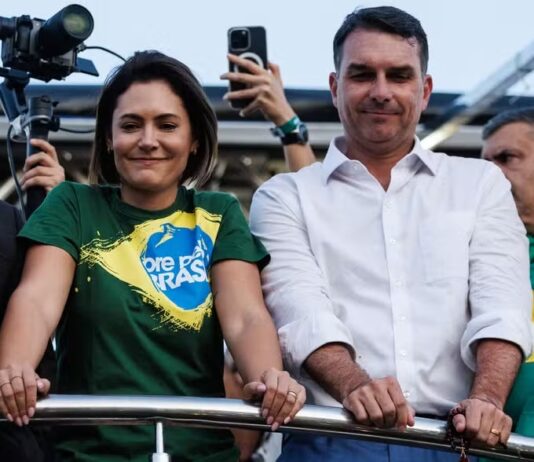 Flávio pede desculpas a Michelle, nega desrespeito e diz ter sido ignorado por ela.