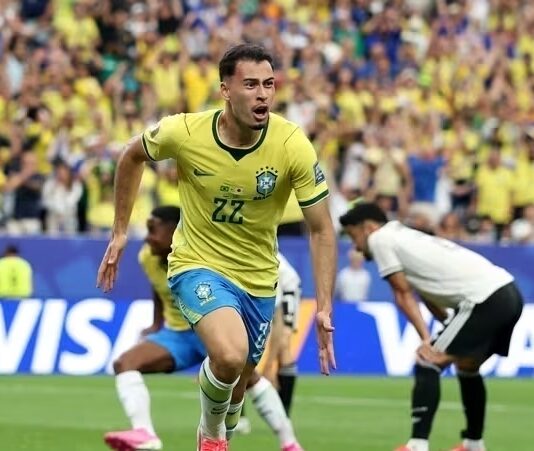 Com gol no fim de Gabriel Martinelli (camisa 22), Brasil vira contra Japão e vai às oitavas da Copa do Mundo.