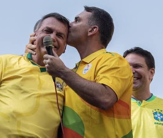 “Meu pai não sabia do vídeo e nem quis assistir”, diz Flávio Bolsonaro.