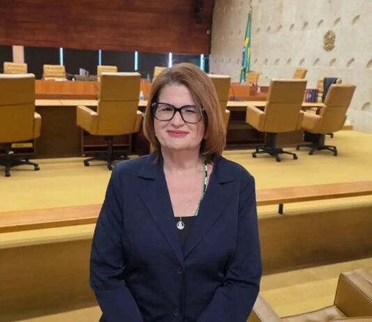 Mais uma juíza volta a defende penduricalhos do judiciário.