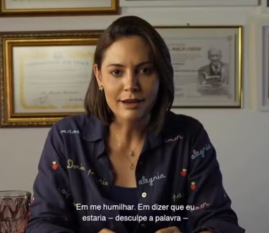 Michelle Bolsonaro critica aliança com Ciro Gomes e diz que foi maltratada por Flávio Bolsonaro.