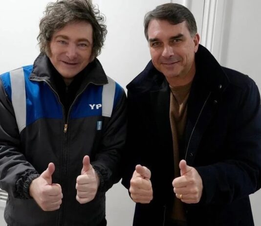Flávio encontra Milei: “Brasil voltará a ser irmão da Argentina”