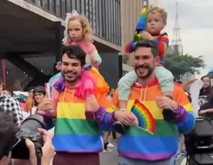 Parada LGBT é acusada de promover pauta sobre ‘crianças trans’