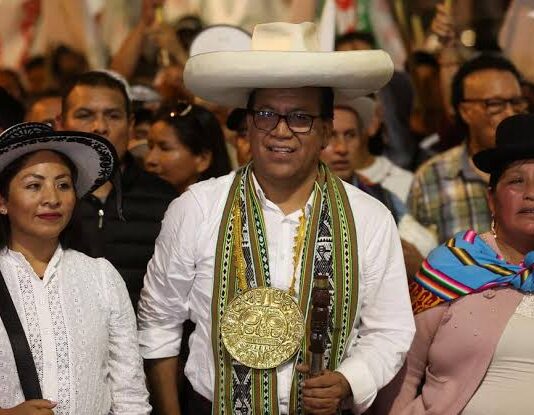 Candidato de esquerda derrotado no Peru lidera marcha que contesta resultados das eleições.