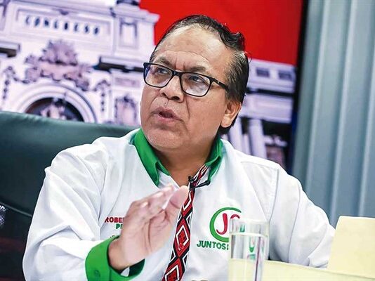 Após ser superado na apuração, candidato de esquerda no Peru pede anulação de votos no exterior