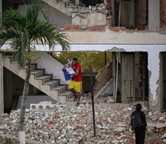 Após relatos de abandono, Venezuela suspende acesso da imprensa à área dos terremotos