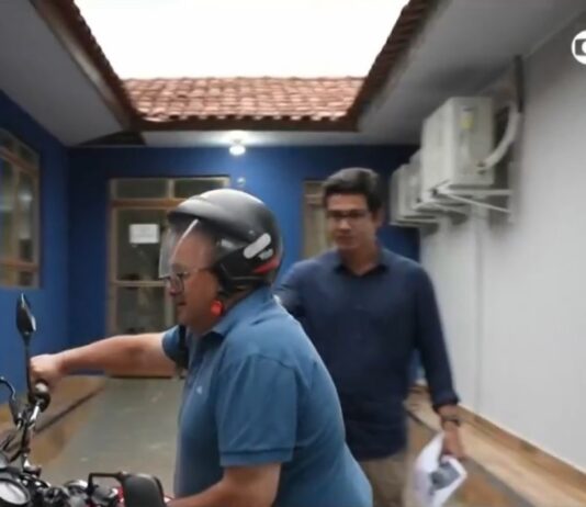 Vereador cassado foge de moto ao ser perguntado por repórter