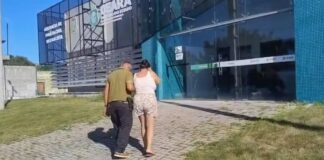 Mulher é presa por impedir colega de trabalho trans de usar o banheiro feminino no Ceará