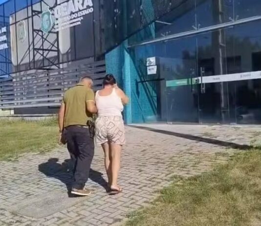 Mulher é presa por impedir colega de trabalho trans de usar o banheiro feminino no Ceará
