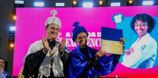 Mesmo com índices recordes de desmatamento em sua gestão no Ministério do Meio Ambiente, UFC entrega título de Doutora Honoris Causa para Marina Silva.