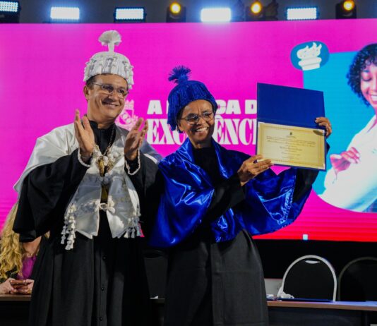 Mesmo com índices recordes de desmatamento em sua gestão no Ministério do Meio Ambiente, UFC entrega título de Doutora Honoris Causa para Marina Silva.