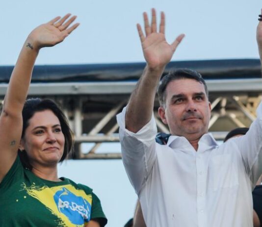 Michelle volta atrás e nega briga com Flávio Bolsonaro