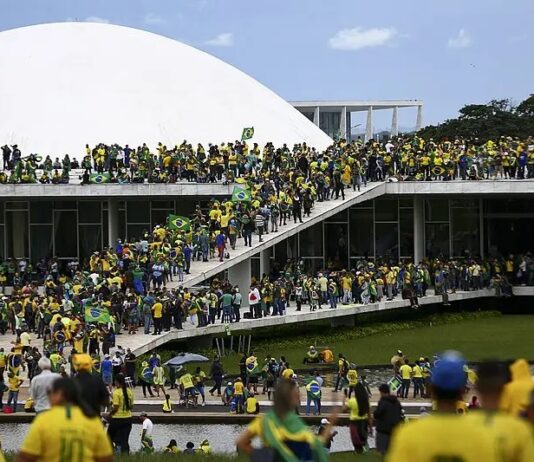 Encarceramento prolongado, limitação de visitas: dossiê revela abusos a presos do 8/1
