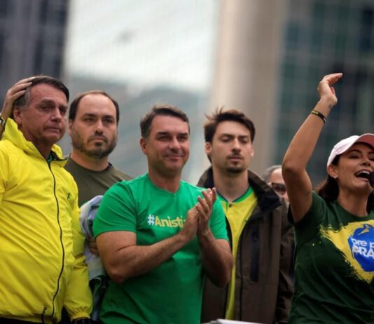 Michelle não deve comparecer a convenção que lançará Flávio Bolsonaro à Presidência