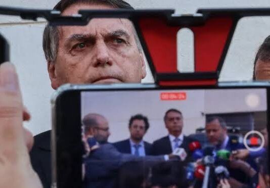 Punição por carta consolida tese de “morte civil” ao isolar Bolsonaro