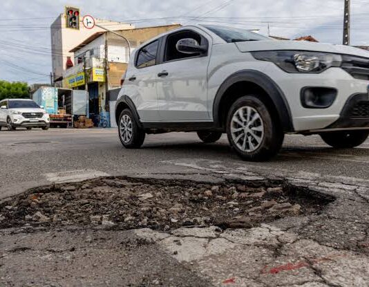 Prefeitura de Itaitinga deverá pagar R$ 5 mil para motorista que caiu em buraco