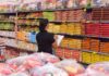 Brasileiro precisa de quase 106 horas de trabalho para comprar a cesta básica