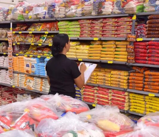 Brasileiro precisa de quase 106 horas de trabalho para comprar a cesta básica