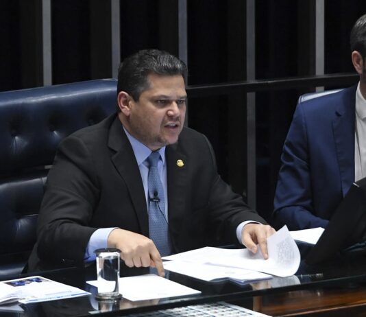 Alcolumbre rebate esquerda e critica uso eleitoral da PEC da 6×1