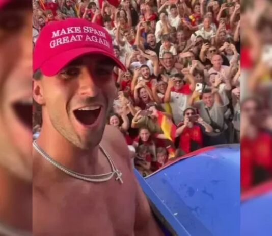 Autor do gol do título da Espanha, Ferran usa boné inspirado em Trump