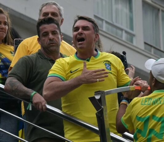 Flávio Bolsonaro relata 2 mil ameaças de morte e diz que passou a usar colete à prova de balas