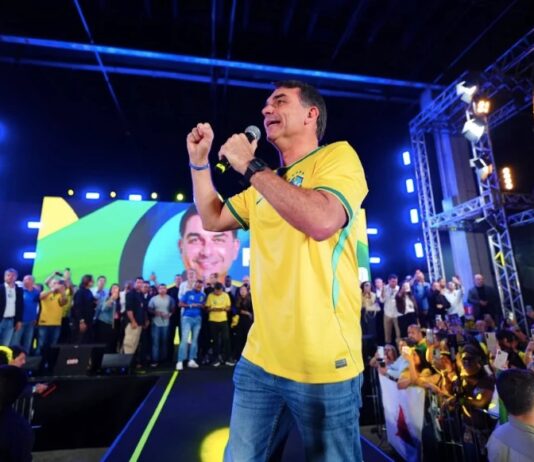 Flávio Bolsonaro afirma que vai aos EUA “defender o Pix”