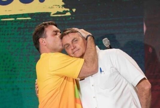 Defesa de Bolsonaro pede para STF rever proibição de visitas de Flávio
