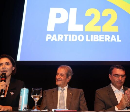 Petistas apoiam críticas públicas de Michelle a Flávio Bolsonaro, aponta pesquisa