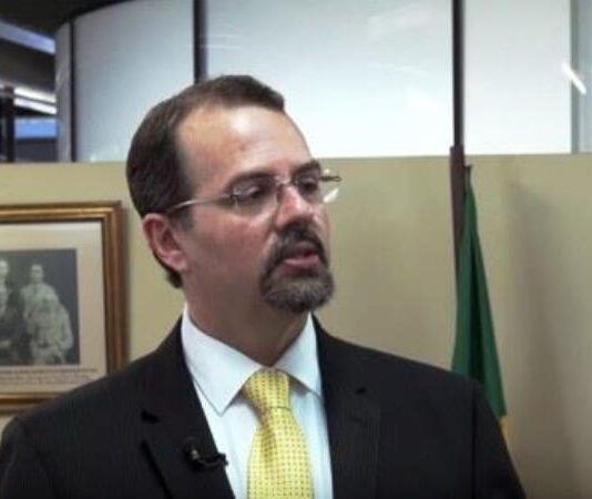 Classificar PCC e CV como terroristas favorece o crime, diz secretário do ministério de Lula.