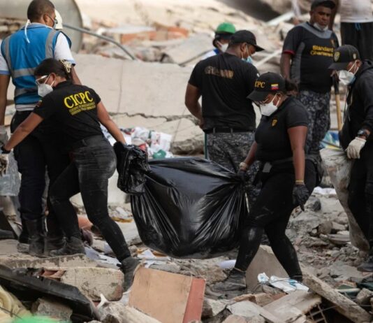 Agentes chavistas roubam dinheiro entre escombros e revoltam moradores na Venezuela