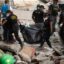 Agentes chavistas roubam dinheiro entre escombros e revoltam moradores na Venezuela