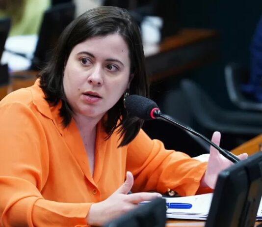 Deputada do PSOL quer usar Lei da Ficha Limpa para barrar quem ela considera homofóbicos.
