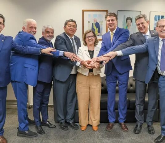 Em menos de 3 meses, senadora do PT entrega liderança no Senado, Camilo Santana é o novo líder.
