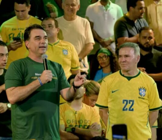 Flávio diz que recusará segurança da PF por não confiar na direção da corporação