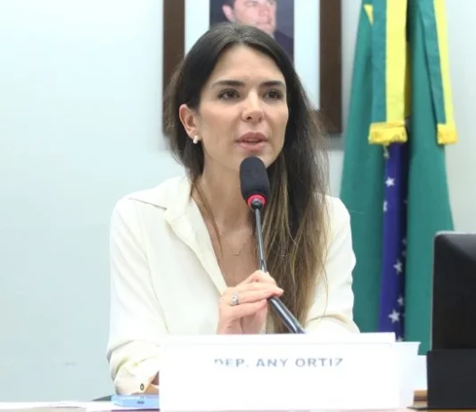 Projeto que amplia regulação de plataformas digitais avança na Câmara