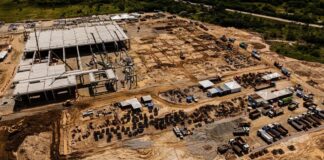 Alece aprova novas regras ambientais propostas por Elmano para data centers e causa revolta em ambientalistas.