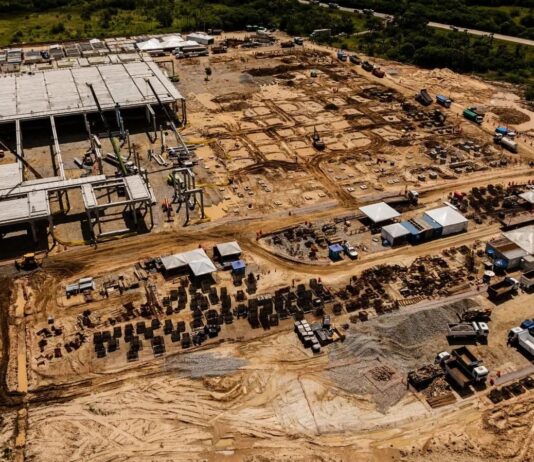 Alece aprova novas regras ambientais propostas por Elmano para data centers e causa revolta em ambientalistas.