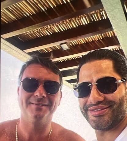 Foto de Flávio Bolsonaro com Sicário tem sinais de montagem e de IA