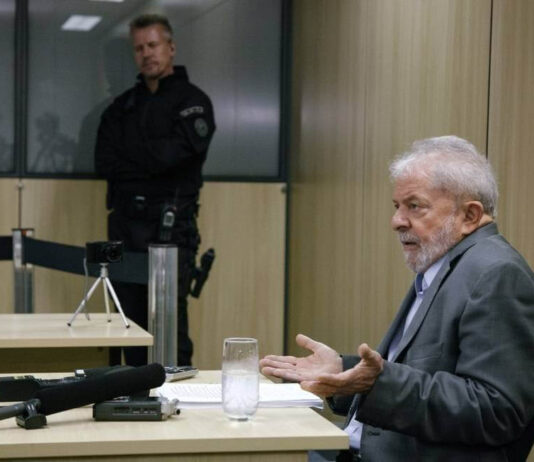 Lula comentou Copa, manteve perfis em redes sociais e divulgou cartas sem restrição durante os 580 dias preso em Curitiba