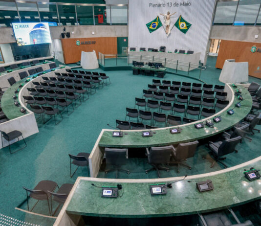 Única sessão semanal na Alece é encerrada por falta de deputados