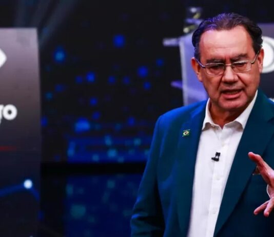 Candidato Augusto Cury defende governo “técnico” com a presença do petista Rafael Fonteles e do ministro de Lula, Renan Filho.
