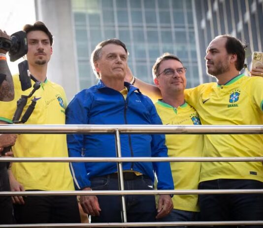Moraes autoriza Carlos e Jair Renan Bolsonaro a visitarem o pai