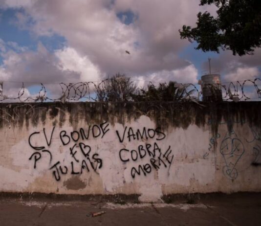 Revista Veja traz que facção Comando Vermelho domina quase 90% do território cearense.