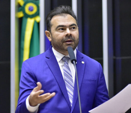 MPE pede impugnação da candidatura de ex-secretário de educação dos governos petistas, Idilvan Alencar, por 5 contas irregulares no TCE.