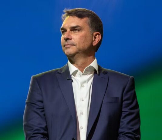 Flávio Bolsonaro diz que vão discutir a quantidade de etanol na gasolina: “A gasolina virou etanol”.